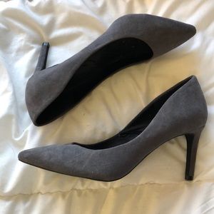 Grey pumps